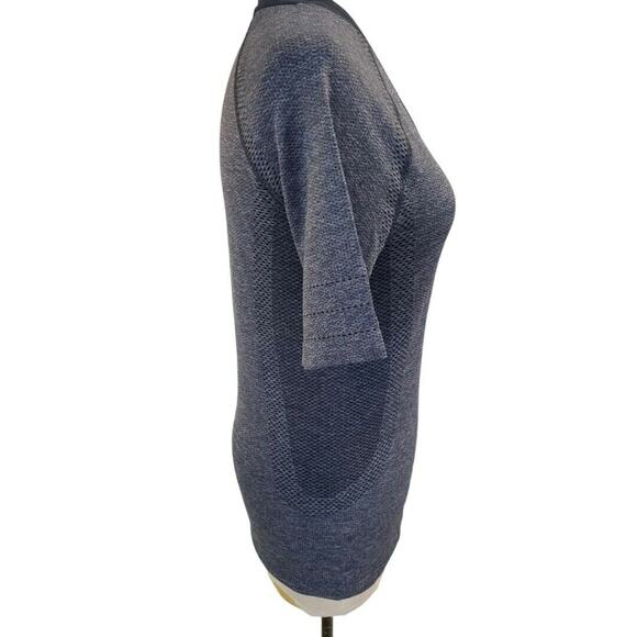 Medium Under Armour Scoop Neck Short Sleeve Performance Shirt Athleticwear - Picture 3 of 6